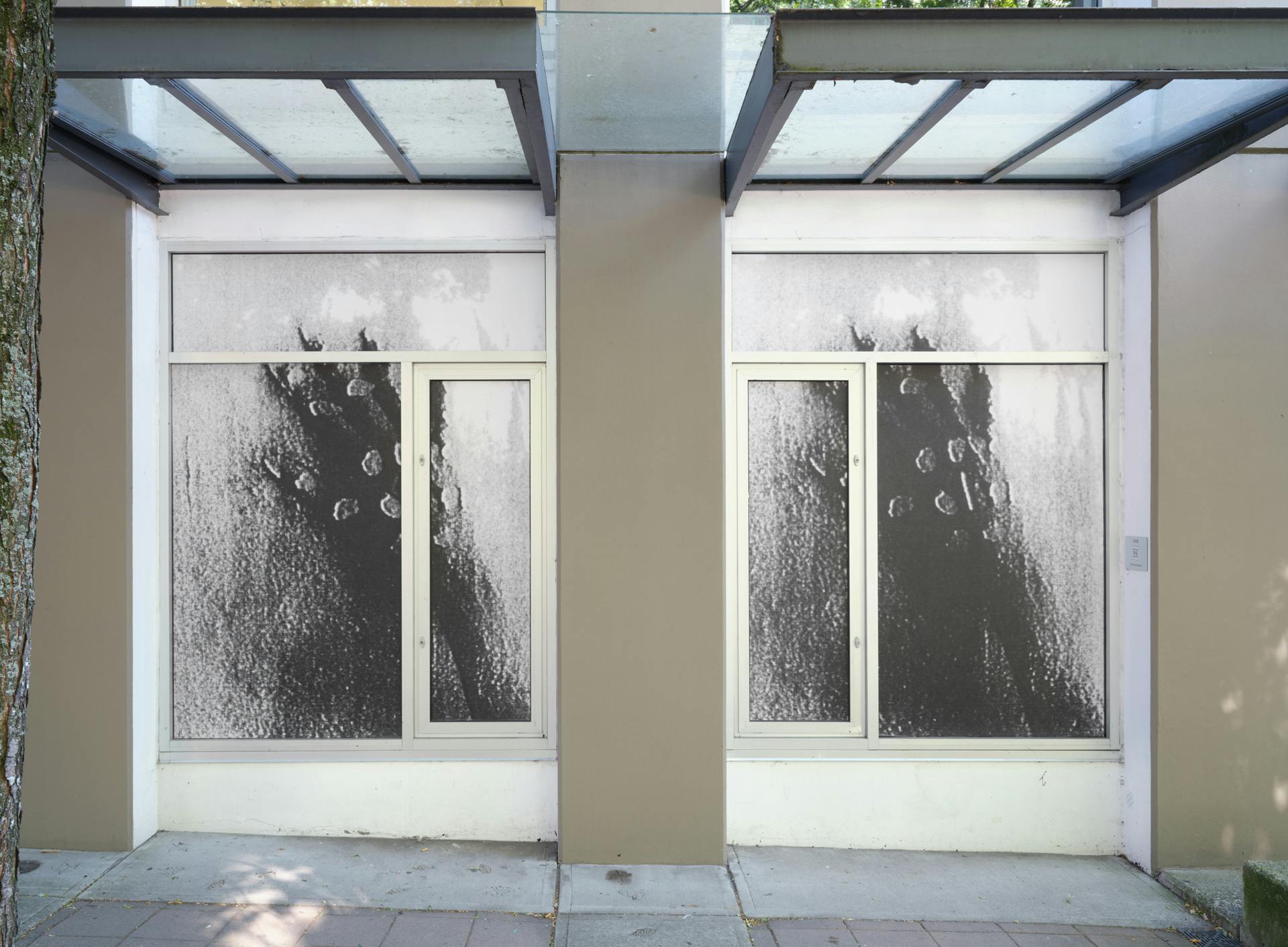 A pair of windows featuring a pair of images depicting a hand with small white pebbles placed on its joints. Both images are significantly darker than is optimum, with the right image darker than the left one. The image is difficult to make out.